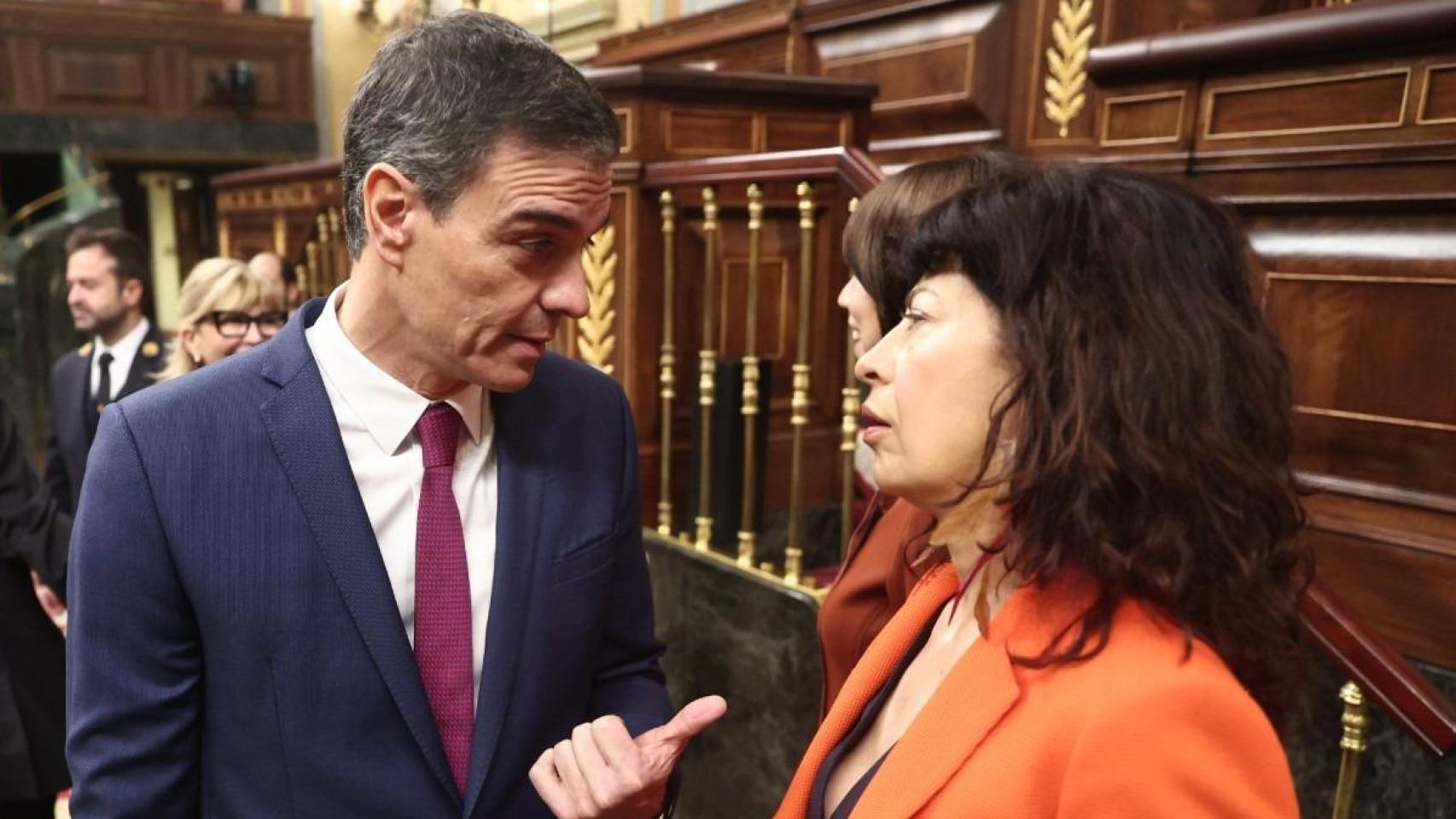 Pedro Sánchez y la ministra Ana Redondo, conversan en el Congreso de los Diputados.