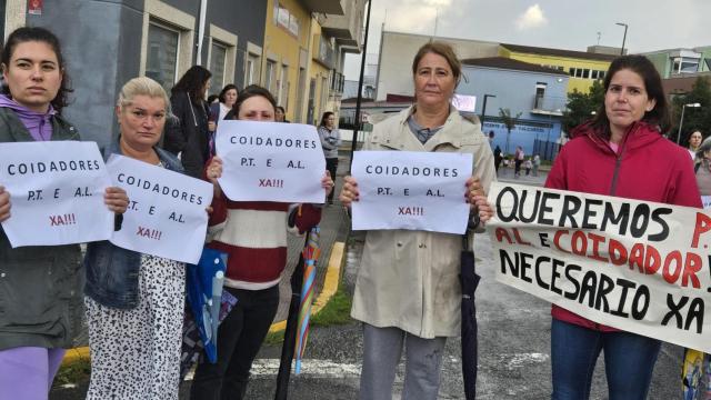 Padres y miembros del ANPA Ana Lastra López se concentran frente al  CEIP Vicente Otero Valcárcel en Carral (A Coruña)