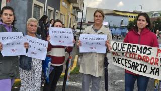 Padres y miembros del ANPA Ana Lastra López se concentran frente al  CEIP Vicente Otero Valcárcel en Carral (A Coruña)