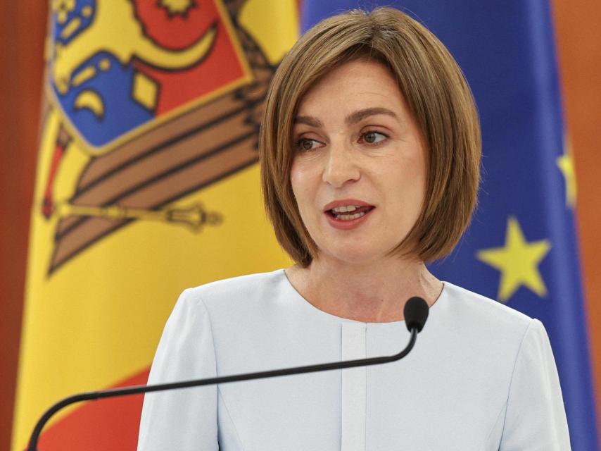 La presidenta de Moldavia, Maia Sandu, comparece ante la prensa desde el palacio presidencial de Chisináu.