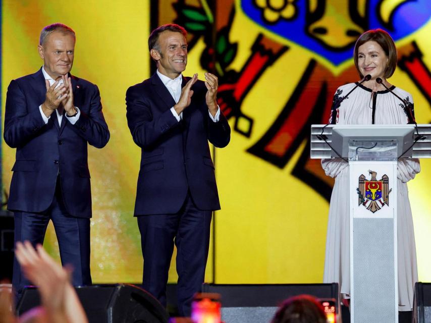 Sandu se dirige a los moldavos junto al primer ministro polaco, Donald Tusk, y el presidente francés, Emmanuel Macron.