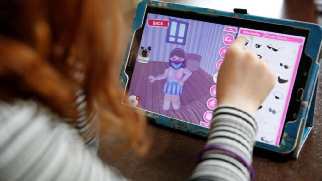 Imagen de archivo de una niña jugando al videojuego Roblox en su casa.