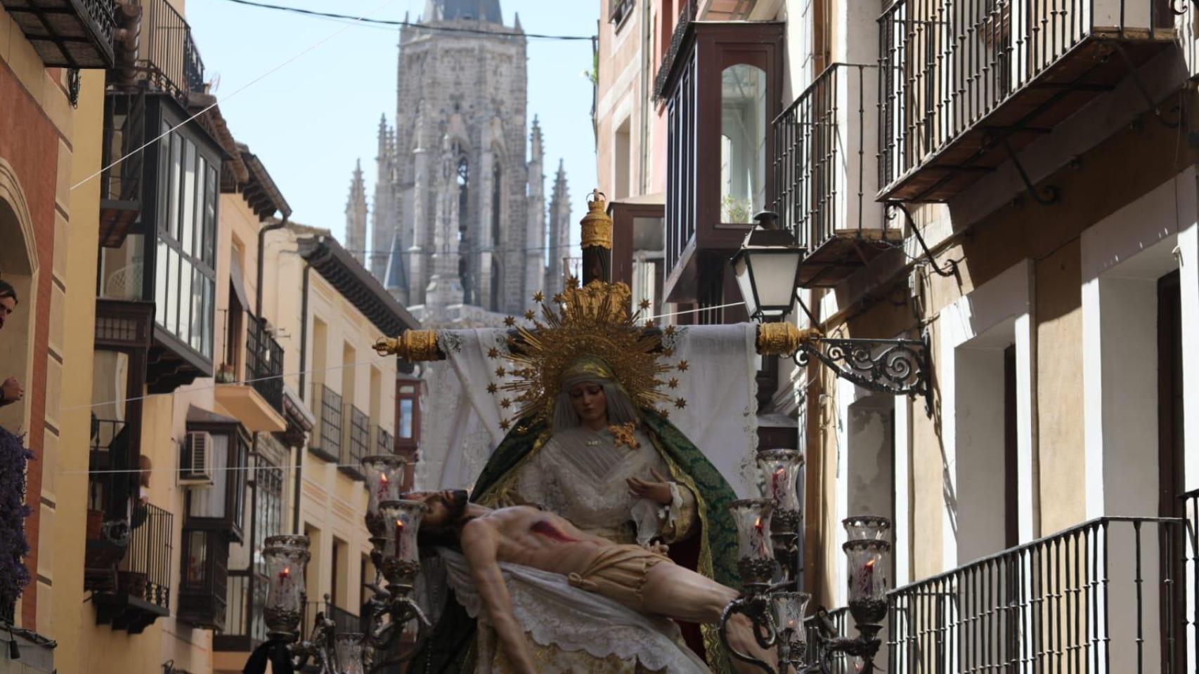 La Virgen de las Angustias llena de devoción las calles del Casco Histórico de Toledo