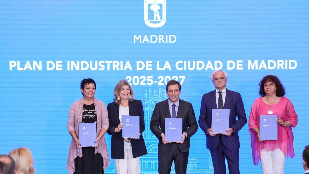 De izquierda a derecha, Esperanza Hernández (CCOO), Engracia Hidalgo, delegada del área de Economía en el Ayuntamiento de Madrid; el alcalde, Martínez-Almeida; Miguel Garrido (CEIM) y Margatira Domínguez (UGT).