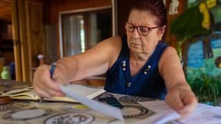 Señora poniendo al día sus cuentas bancarias.