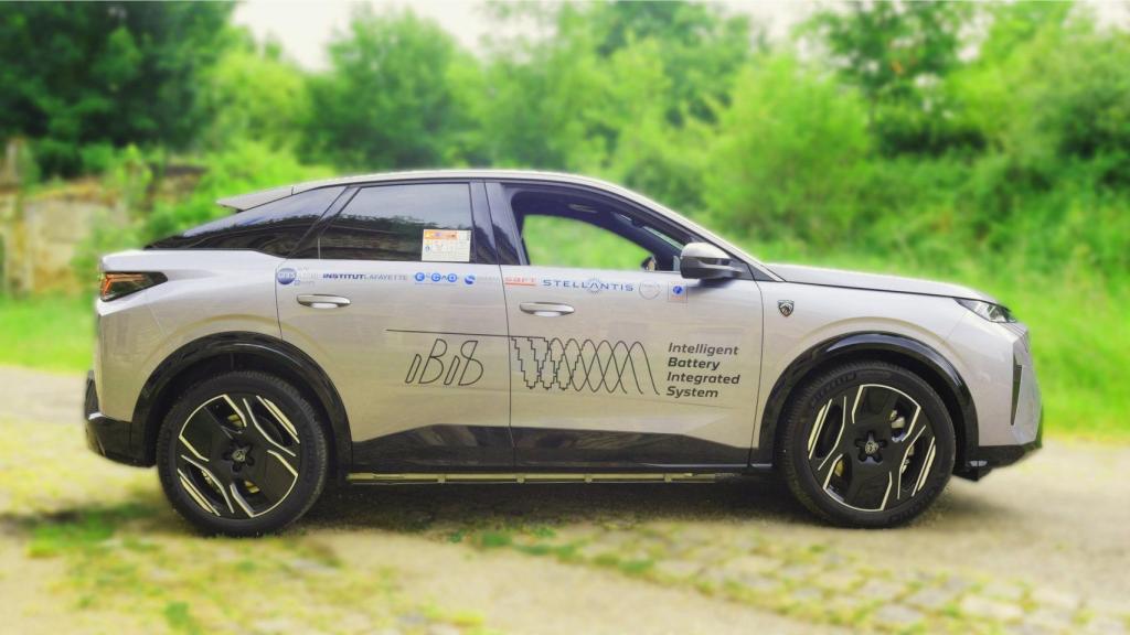 Peugeot E-3008 con una batería IBIS