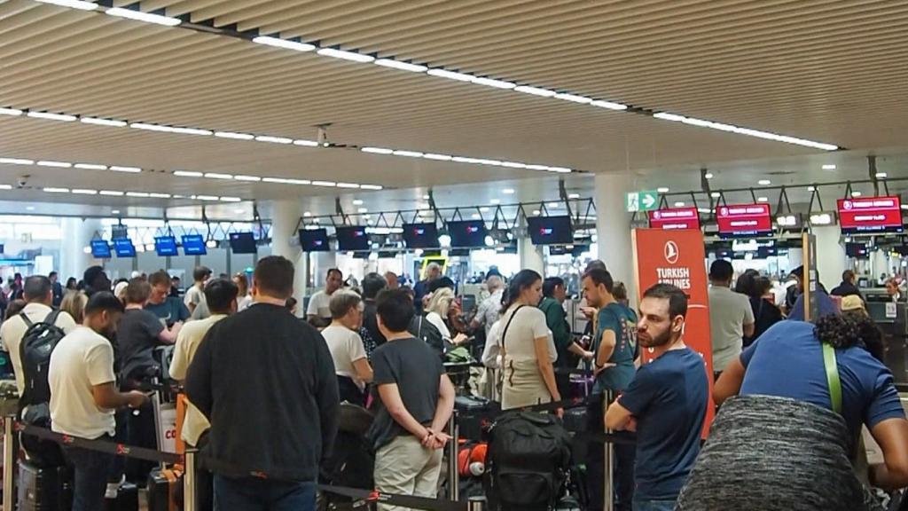 Vuelos cancelados, colas y confusión en el aeropuerto de Bruselas tras el ciberataque.