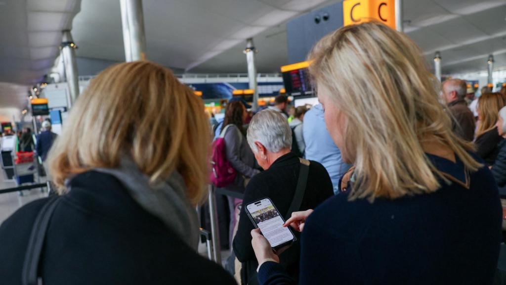 Pasajeros en una cola del aeropuerto de Heathrow.