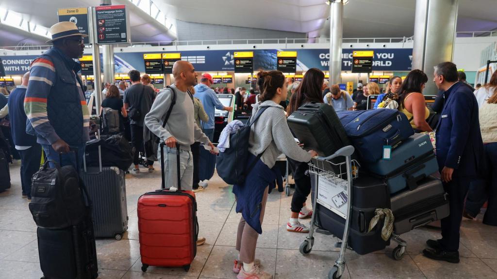 Una cola de pasajeros en el aeropuerto de Heathrow.