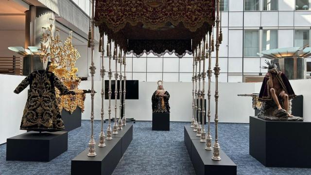 Algunas de las piezas de la Semana Santa de Sevilla que se exponen en el Parlamento europeo.