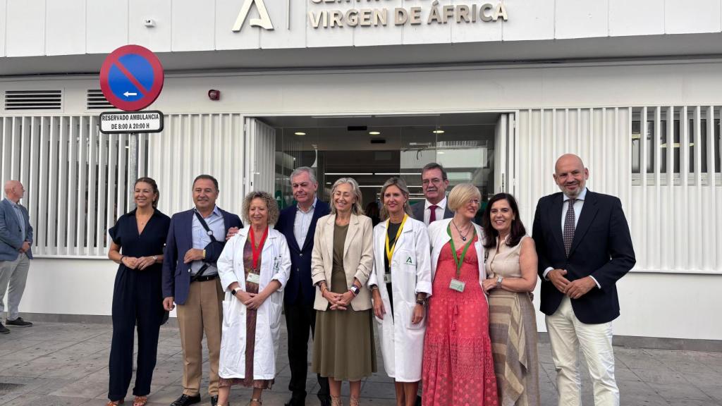 Autoridades presentes en la inauguración de la reforma del centro de salud Virgen de África.
