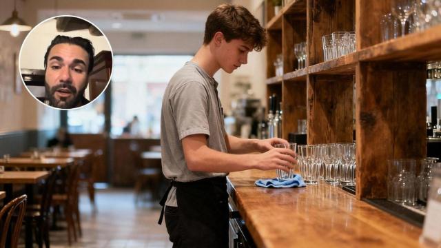 Fotomontaje de Romén y un camarero mientras limpia los vasos.