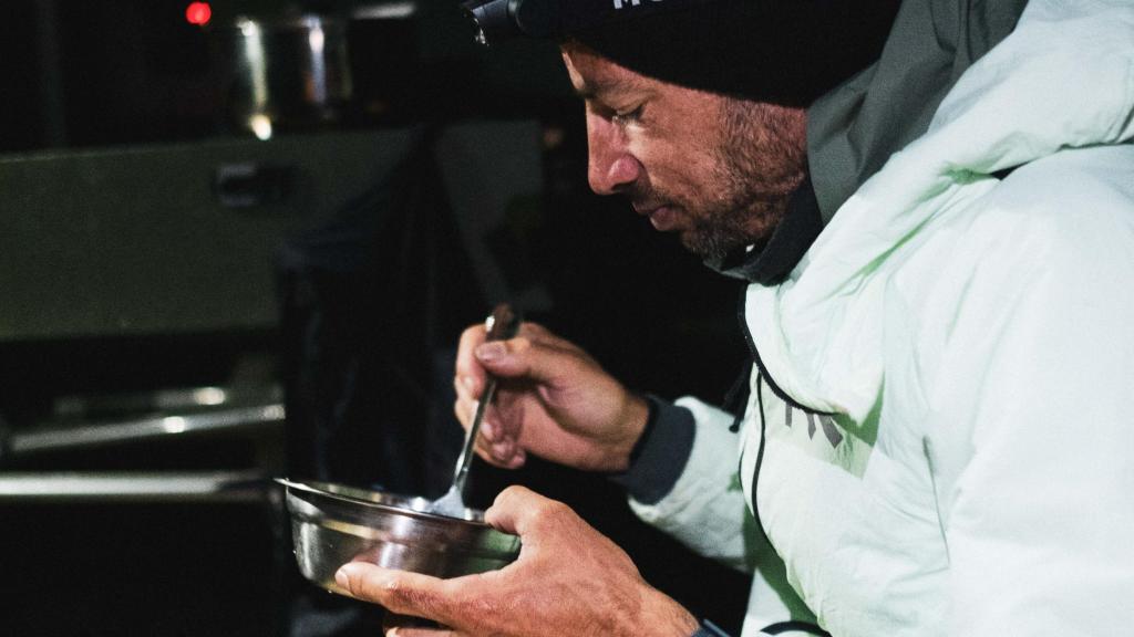 Kilian Jornet repone fuerzas tras una etapa de 'States of Elevation'.