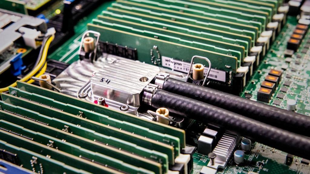 Servidor con la refrigeración con microfluidos de Microsoft.