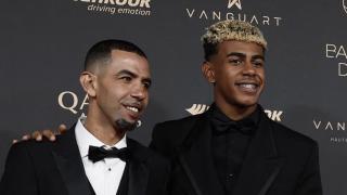 Lamine Yamal, junto a su padre y parte de su familia en la gala del Balón de Oro 2025