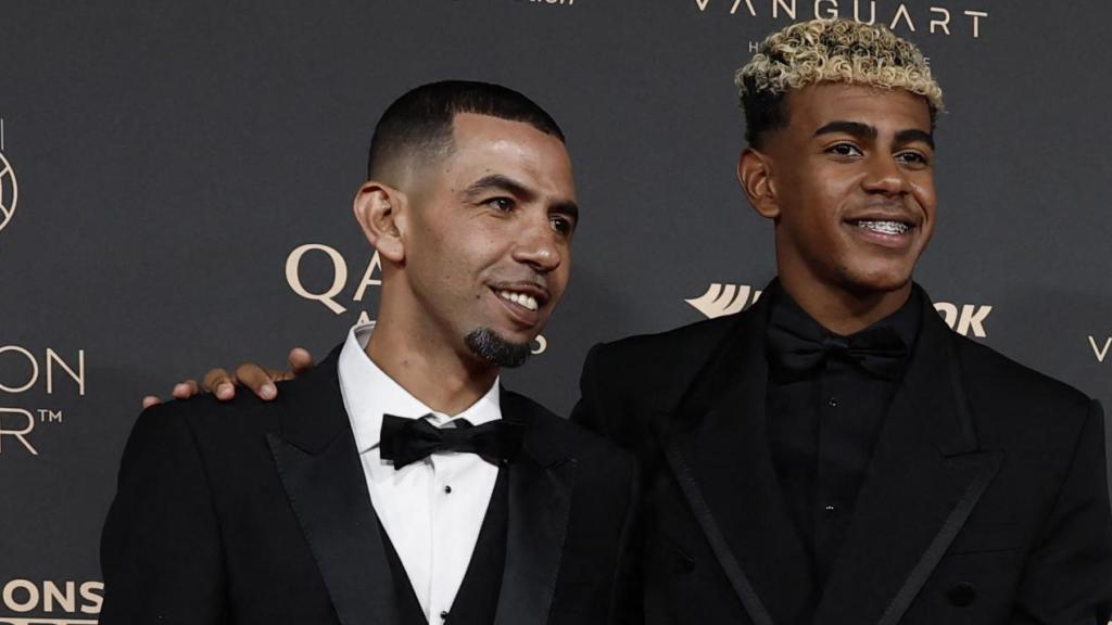 Lamine Yamal, junto a su padre y parte de su familia en la gala del Balón de Oro 2025