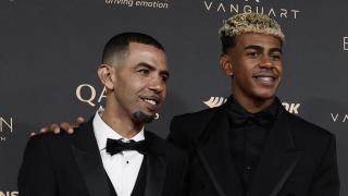Lamine Yamal, junto a su padre y parte de su familia en la gala del Balón de Oro 2025