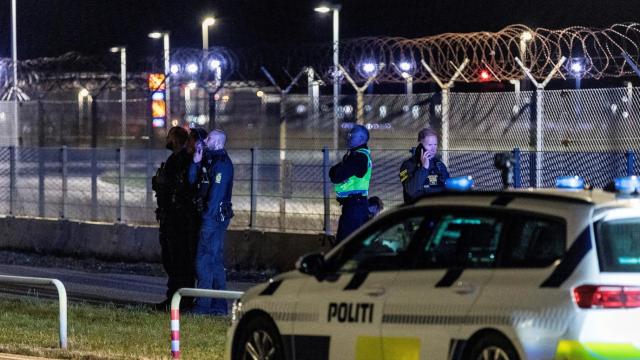 La Policía danesa desplegada este lunes en el aeropuerto de Copenhague.
