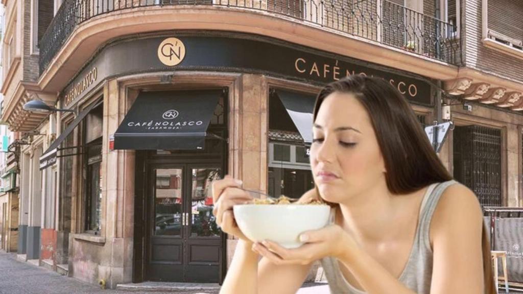 El café Nolasco de Zaragoza y una mujer comiendo.