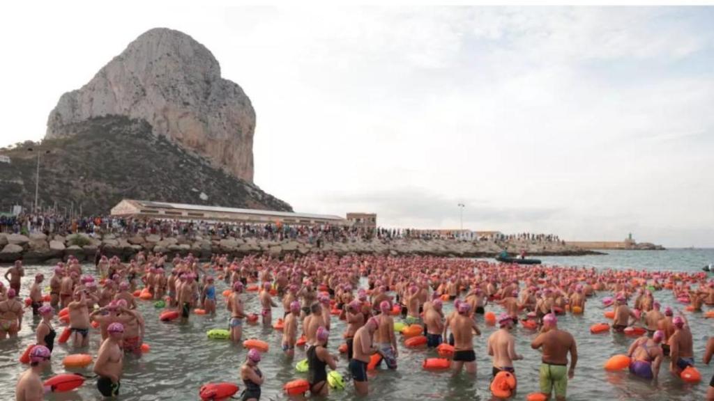 Los nadadores al inicio de la travesía.