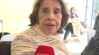 EuropaPress_6975064_mirna_carvajal_viuda_manolo_calva_entrega_medalla_cultura_madrid_duo