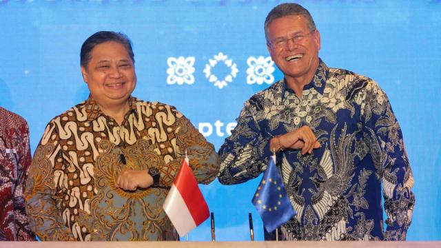 El comisario de Comercio, Maros Sefcovic, y el ministro de Economía indonesio, Airlangga Hartarto, durante el anuncio del acuerdo de libre comercio este martes en Bali
