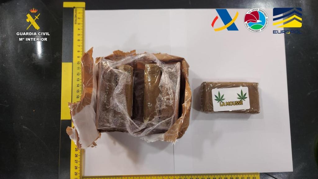 Material incautado por la Guardia Civil a una banda narcotraficante con presencia en Galicia.