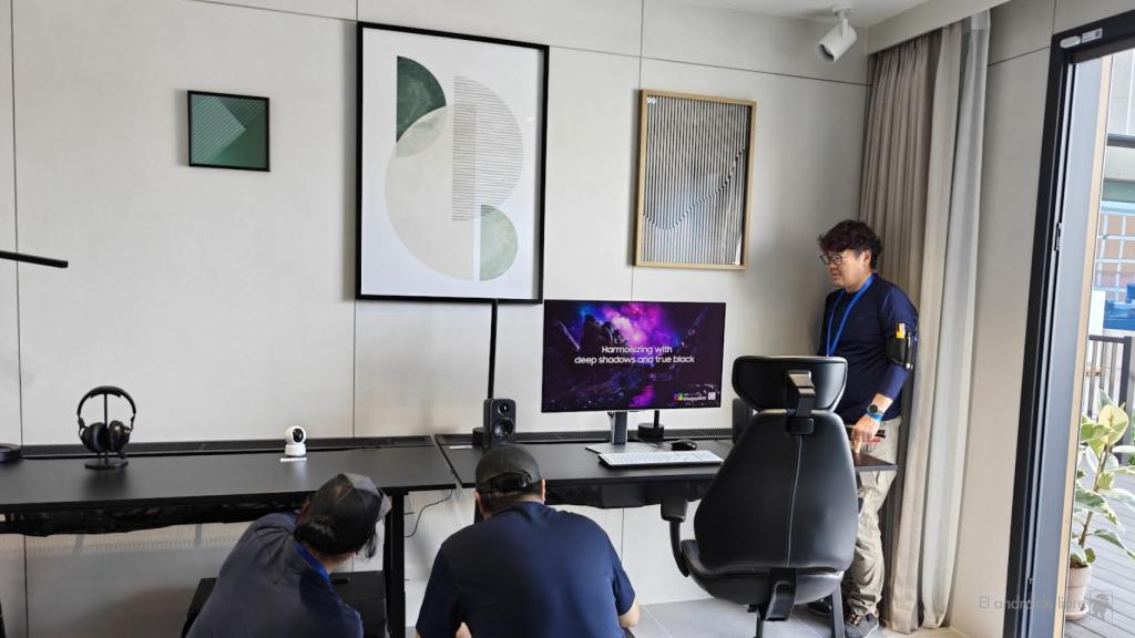 Técnicos realizando la gestión de cables en una habitación