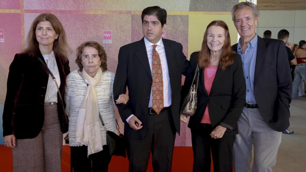 Ramón Arcusa, su mujer, y la viuda de Manolo de la Calva con sus hijos, este pasado lunes.