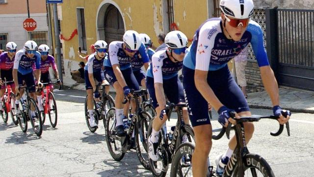 El equipo Israel Premier Tech, durante una etapa de La Vuelta a España