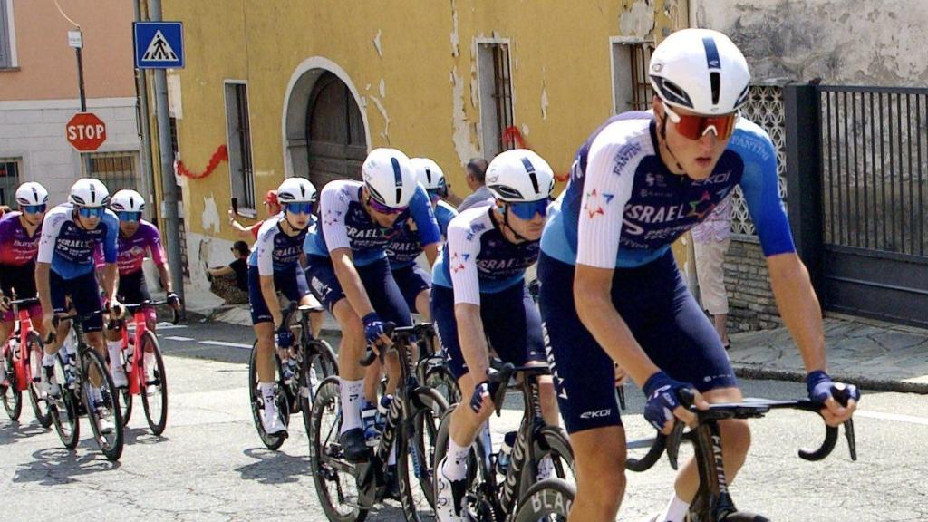 El equipo Israel Premier Tech, durante una etapa de La Vuelta a España