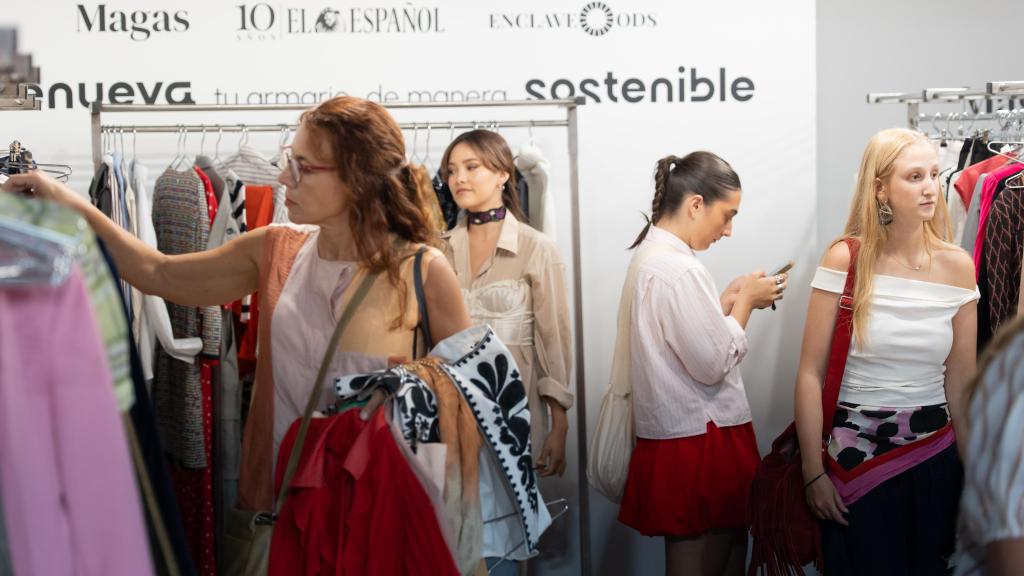 Nuestras asistentes en busca de su prenda perfecta.