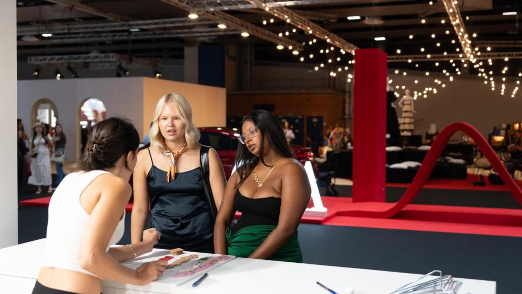 Asistentes canjeando los puntos que conseguían.