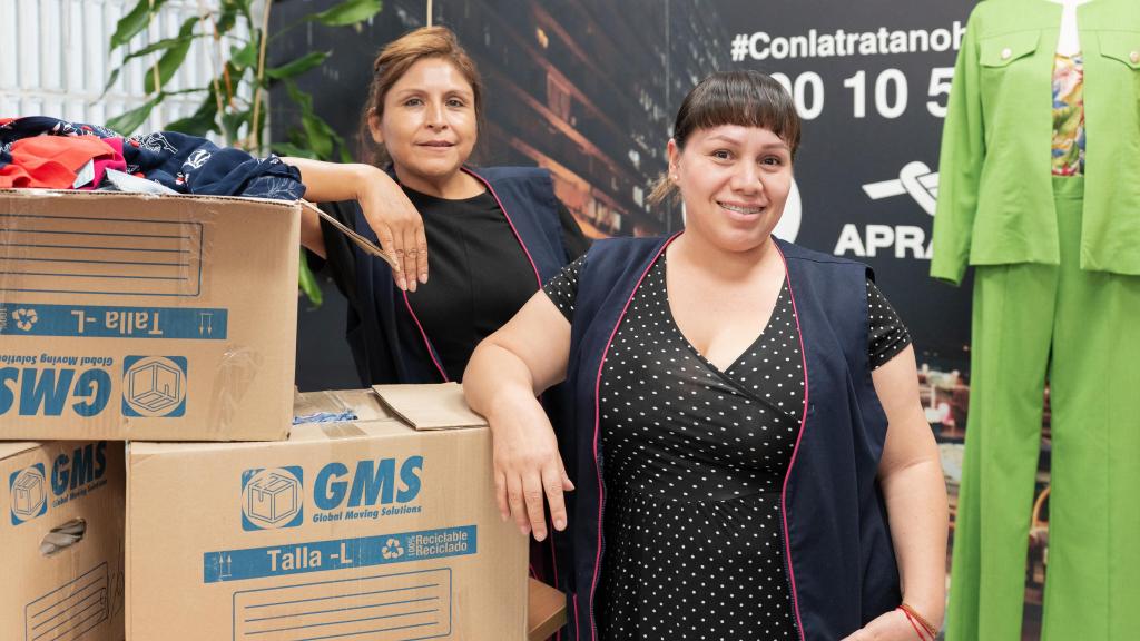 APRAMP recibiendo las cajas de la 'swap party' que donan Magas y Enclave ODS