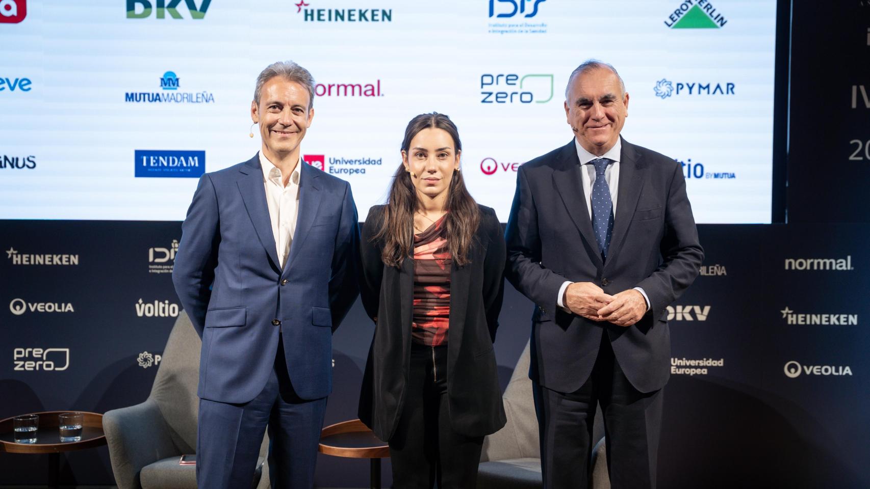 De izquierda a derecha; Ernesto Mateo, director de Voltio; Alba Pérez, redactora de Energía de EL ESPAÑOL-Invertia; y Alfonso Sánchez Vicente, director gerente de la EMT; en la segunda jornada del IV Observatorio ODS '2030, 5 años para la meta'.