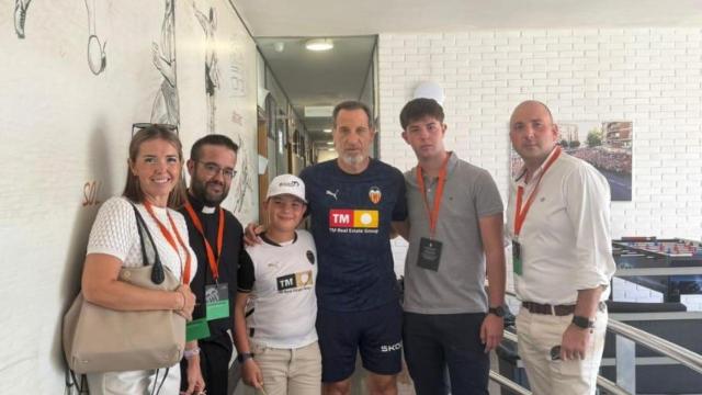Javier junto a su familia y Voro, del Valencia CF. EE
