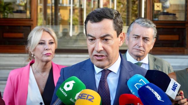 Moreno, flanqueado por Carolina España y Antonio Sanz.