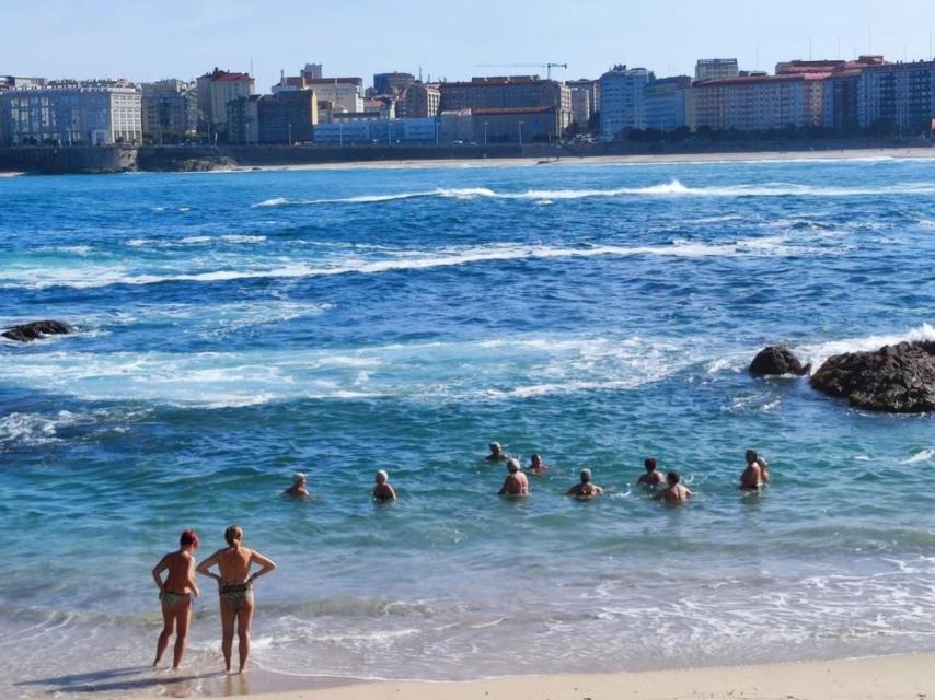 Bañistas en la playa de Riazor.