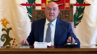 El alcalde de Valladolid, Jesús Julio Carnero, en rueda de prensa hablando sobre la SVAV