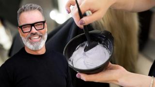 Víctor del Valle, peluquero: Si quieres cubrir tus canas a partir de los 50, este es el tinte más efectivo