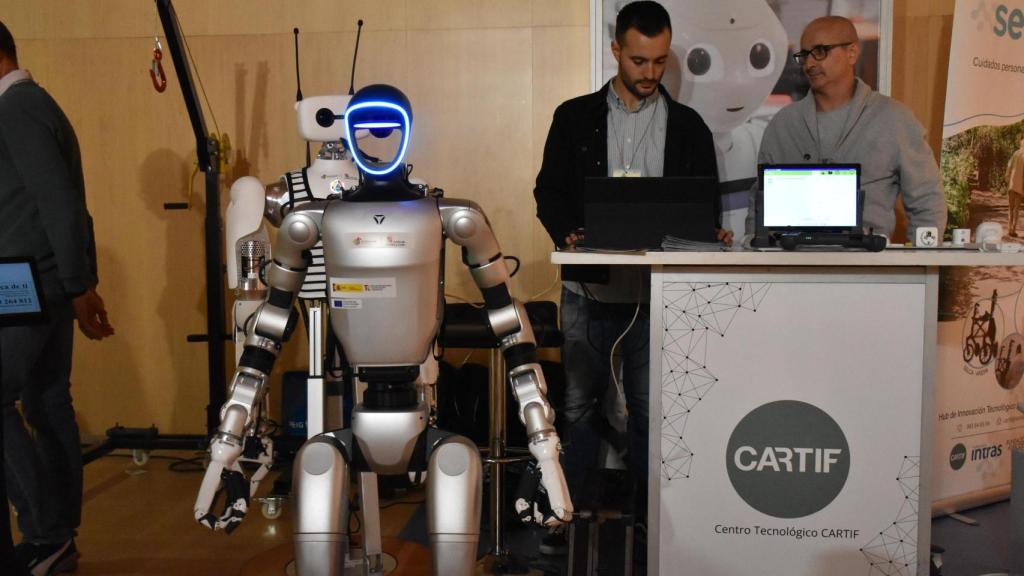 Héctor Urueña controlando uno de los robots