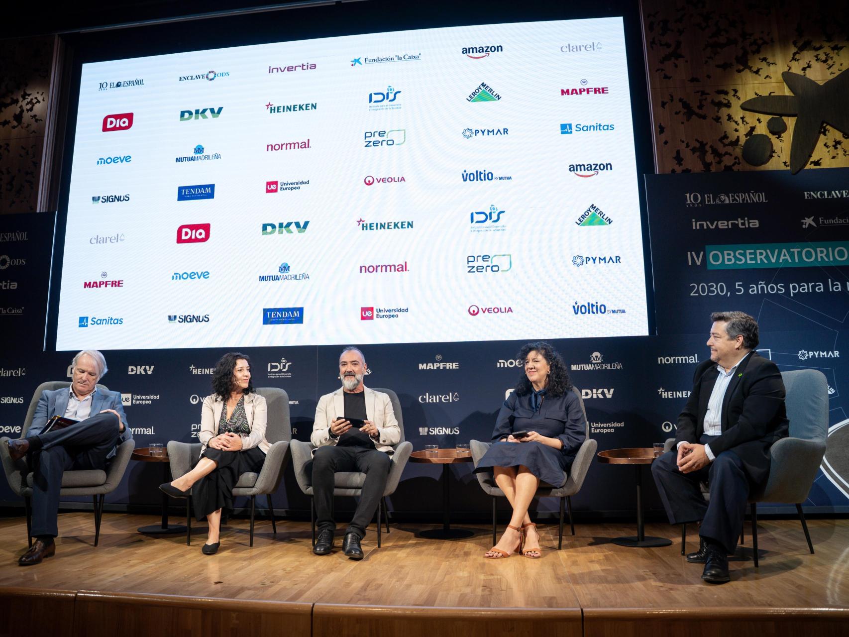 Foto de familia de la mesa redonda sobre el consumo responsable.