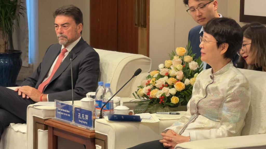 El alcalde de Alicante, Luis Barcala, y su homóloga de la ciudad china de Weihai, Kong Fanping.