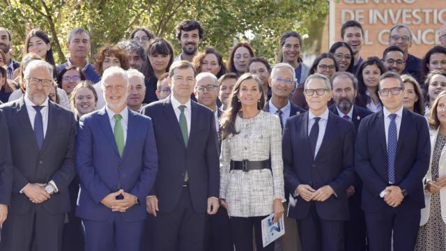 El presidente de la Junta, Alfonso Fernández Mañueco, saluda a la Reina Letizia con motivo de su visita al Centro de Investigación del Cáncer (CIC) de Salamanca, este martes