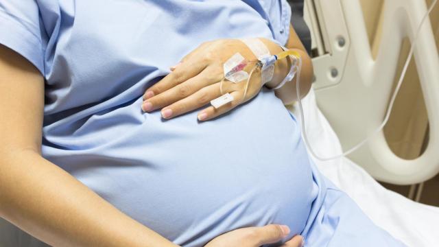 Una mujer embarazada en una cama de hospital. SATSE