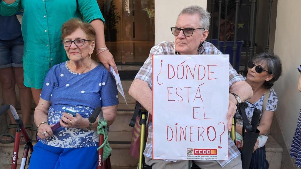 Dos usuarios del Centro de Día con una pancarta
