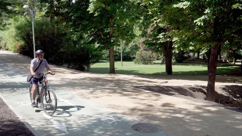 Un ciudadano en un carril bici de Valladolid