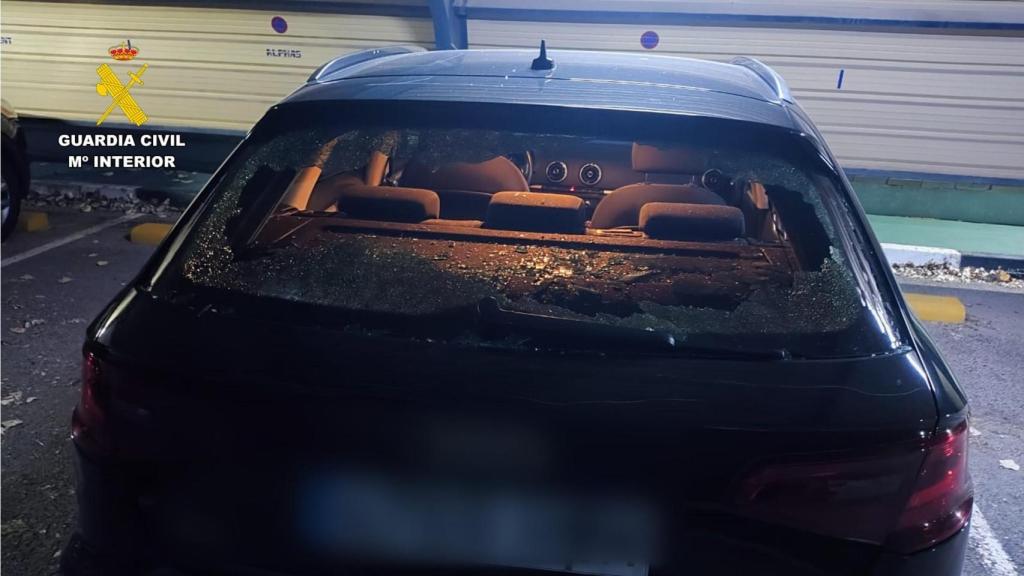 El vehículo del agente destrozado por el detenido.