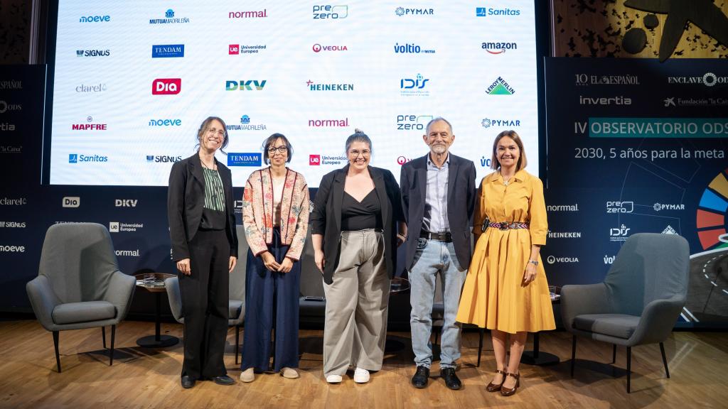 De izquierda a derecha, Ana Beatriz Jordao, responsable de la Oficina de la ONU-Habitat en España; Marta Ares Godoy, directora de la Red Española de Desarrollo Sostenible (REDS-SDSN); Raquel Nogueira, redactora de ENCLAVE ODS; Víctor Viñuales, cofundador y exdirector ejecutivo de la Fundación Ecología y Desarrollo (ECODES); y Carol Portabella, presidenta de la Fundación Príncipe Alberto II de Mónaco en España (FPA2E).