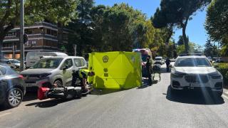 El samur y la Policía Municipal en el lugar del accidente.